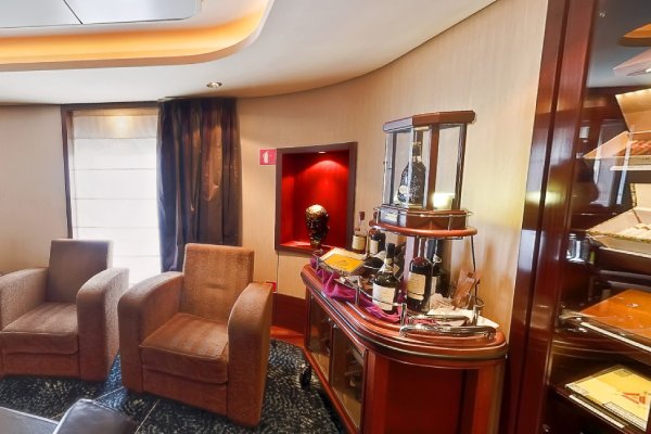 Churchill's_Cigar_Room.jpg